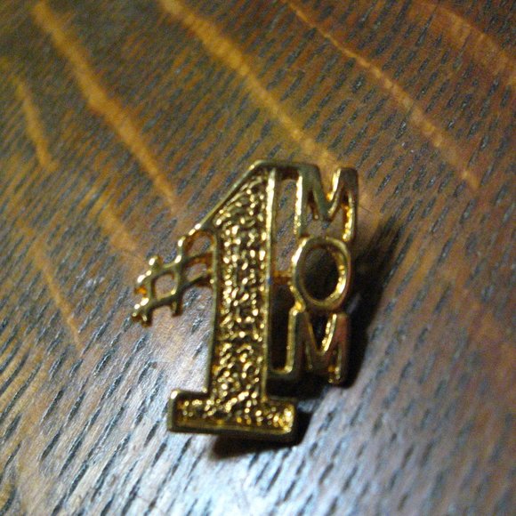 ❤️ Number One Mom Vintage Lapel Pin - Picture 3 of 5